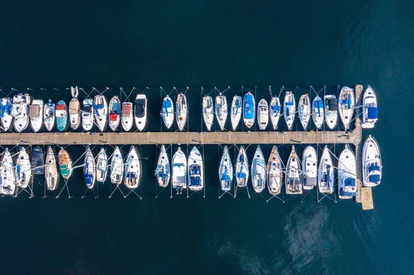 Una vista impresionante de mega yates en Port Hércules, Mónaco. — Foto de Stock