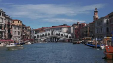 Büyük Kanal 'daki Rialto köprüsünün gece manzarası. Ünlü panoramik manzara.