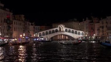 Büyük Kanal 'daki Rialto köprüsünün gece manzarası. Ünlü panoramik manzara.