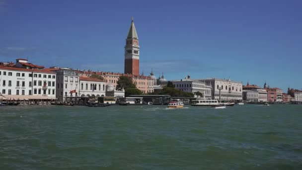Panoramisch uitzicht op het eiland San Giorgio Maggiore en het San Marco plein — Stockvideo