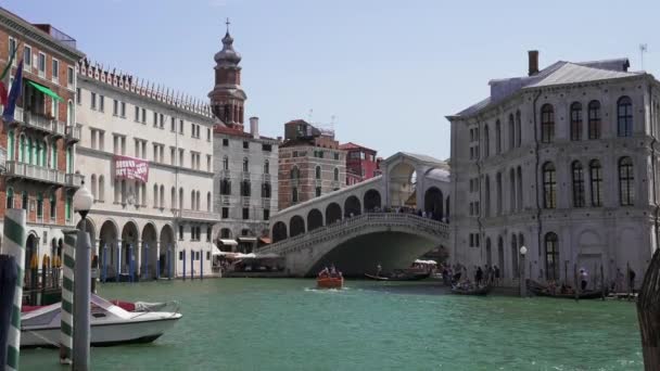 Nachtansicht der Rialto-Brücke am Canal Grande berühmtes Wahrzeichen Panoramablick — Stockvideo