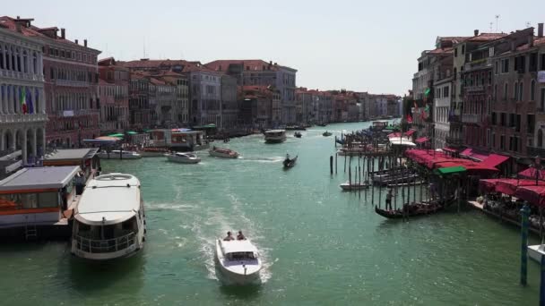 Enger Kanal mit Brücken in Venedig, Italien. Architektur und Wahrzeichen Venedigs. — Stockvideo