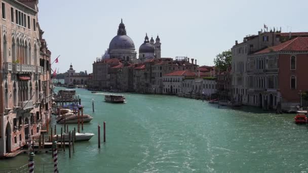 Enger Kanal mit Brücken in Venedig, Italien. Architektur und Wahrzeichen Venedigs. — Stockvideo