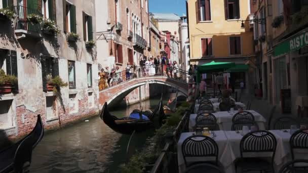 Canal estrecho con puentes en Venecia, Italia. Arquitectura y punto de referencia de Venecia. — Vídeo de stock