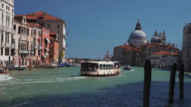 Enger Kanal mit Brücken in Venedig, Italien. Architektur und Wahrzeichen Venedigs. — Stockvideo