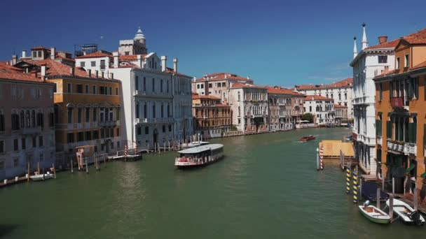 Smal kanal med broar i Venedig, Italien. Arkitektur och sevärdhet i Venedig. — Stockvideo