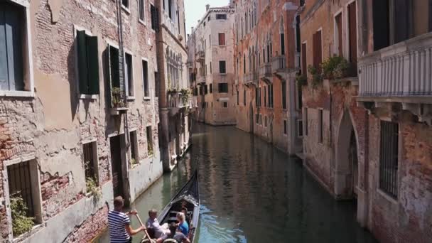 Narrow canal with bridges in Venice, Italy. Architecture and landmark of Venice. — Stock Video