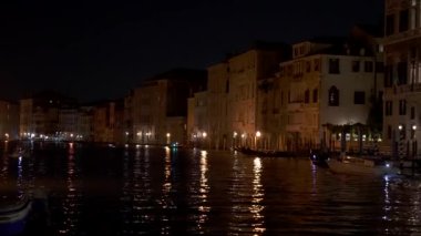 Venedik Canal tarihi binalar ile bir gece. İtalya.