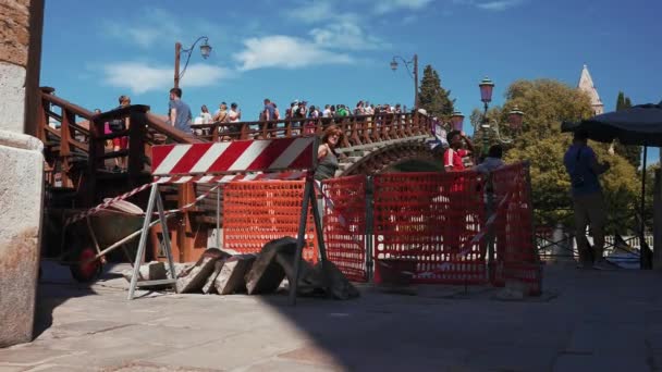 Lavori di costruzione a Venezia, Italia. Lavoratori che fanno lavori di riparazione con passerelle laterali e ponti. — Video Stock