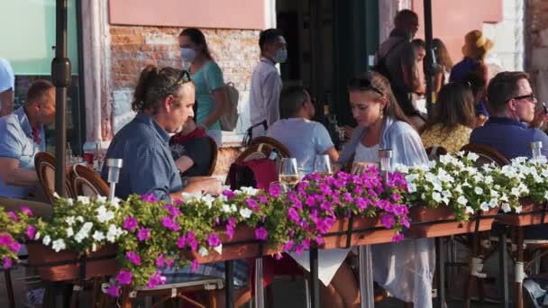 Mladý romantický pár obědvá na terase v Benátkách, Itálie. — Stock video