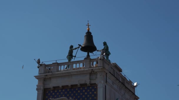 Video av de som slog den stora klockan på klocktornet i basilikan i Venedig, Italien. — Stockvideo