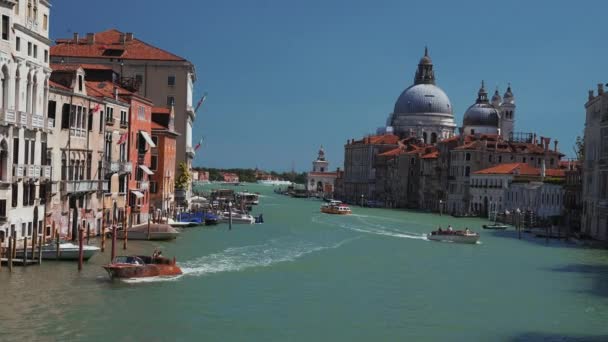 Büyük Kanal ve Bazilika Santa Maria della Salute, Venedik, İtalya — Stok video