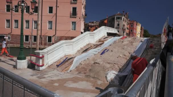İtalya, Venedik 'te inşaat işleri. Yaya geçitleri ve köprülerle onarım yapan işçiler. — Stok video