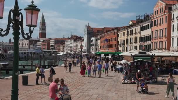 Menschen, die an einem sonnigen Sommertag durch das schöne Venedig spazieren. — Stockvideo