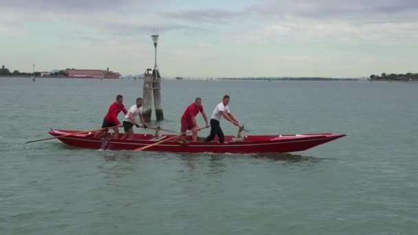 Människor utbildning i segling gondolen i Venedig, Italien. — Stockvideo