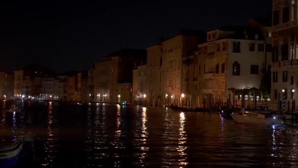 Eine neblige Nacht am venezianischen Kanal mit historischen Gebäuden. Italien. — Stockvideo