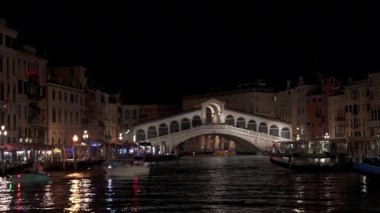Büyük Kanal 'daki Rialto köprüsünün gece manzarası. Ünlü panoramik manzara.