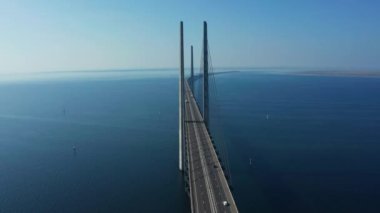 Baltık denizi üzerinde Oresund köprüsünün panoramik havadan görünümü