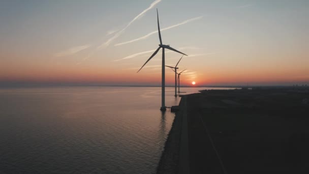 Vue aérienne des éoliennes au coucher du soleil. Production écologique d'énergie verte. — Video