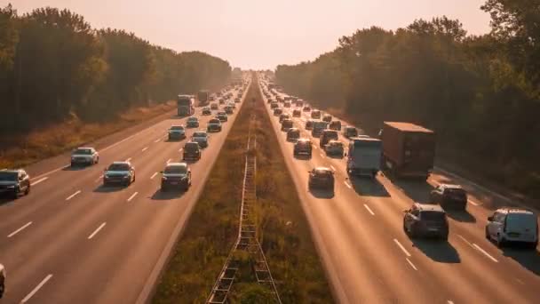 Autobahnbewegung am frühen Morgen bei Sonnenaufgang im Nebel — Stockvideo