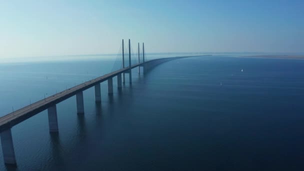 Πανοραμική εναέρια θέα της γέφυρας Όρεσουντ πάνω από τη Βαλτική θάλασσα — Αρχείο Βίντεο