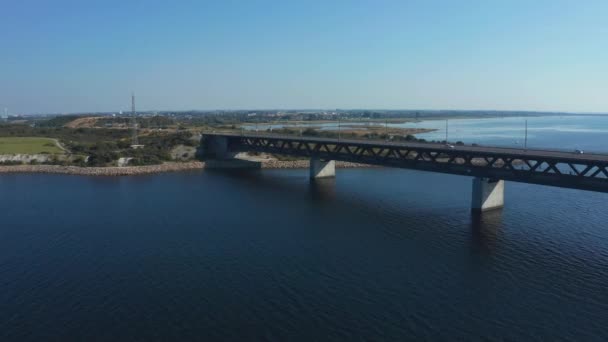 Panoramiczny widok z lotu ptaka na Most Oresund nad Morzem Bałtyckim — Wideo stockowe