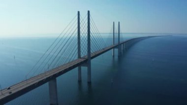 Baltık denizi üzerinde Oresund köprüsünün panoramik havadan görünümü