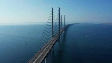 Baltık denizi üzerinde Oresund köprüsünün panoramik havadan görünümü