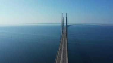 Baltık denizi üzerinde Oresund köprüsünün panoramik havadan görünümü