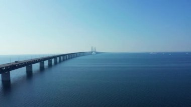 Baltık denizi üzerinde Oresund köprüsünün panoramik havadan görünümü