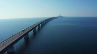 Baltık denizi üzerinde Oresund köprüsünün panoramik havadan görünümü