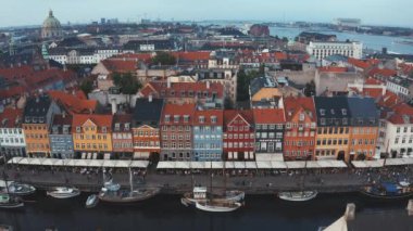 Kopenhag, Danimarka 'da renkli binaları ve tekneleri olan ünlü Nyhavn iskelesi..