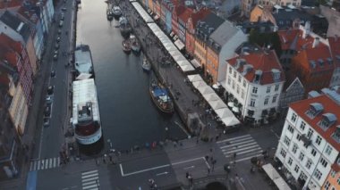 Kopenhag, Danimarka 'da renkli binaları ve tekneleri olan ünlü Nyhavn iskelesi..