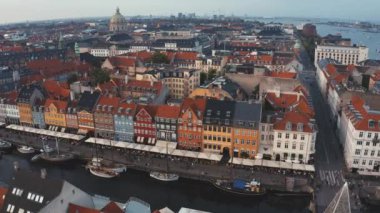Kopenhag, Danimarka 'da renkli binaları ve tekneleri olan ünlü Nyhavn iskelesi..