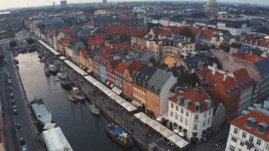 Kopenhag, Danimarka 'da renkli binaları ve tekneleri olan ünlü Nyhavn iskelesi..