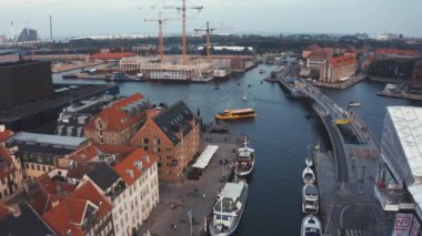 Kopenhag, Danimarka 'da renkli binaları ve tekneleri olan ünlü Nyhavn iskelesi..