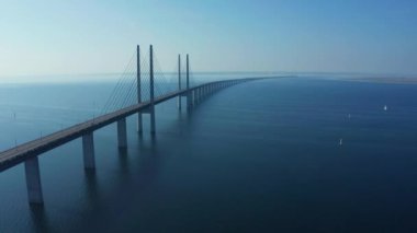 Baltık denizi üzerinde Oresund köprüsünün panoramik havadan görünümü