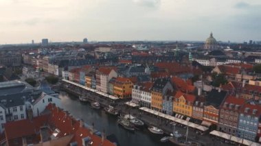 Kopenhag, Danimarka 'da renkli binaları ve tekneleri olan ünlü Nyhavn iskelesi..
