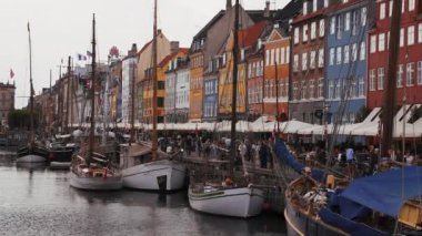Kopenhag, Danimarka 'da renkli binaları ve tekneleri olan ünlü Nyhavn iskelesi..