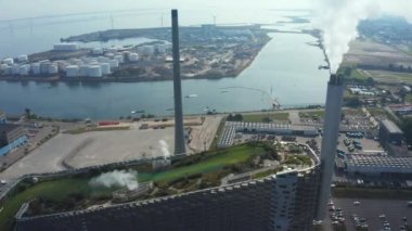 Kopenhag 'da atık enerji santrali ve çatıda kayak alanı var.