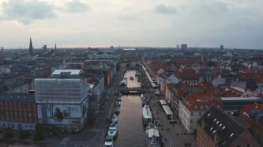 Kopenhag, Danimarka 'da renkli binaları ve tekneleri olan ünlü Nyhavn iskelesi..