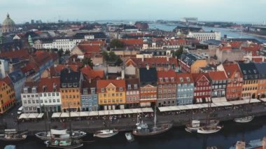 Kopenhag, Danimarka 'da renkli binaları ve tekneleri olan ünlü Nyhavn iskelesi..