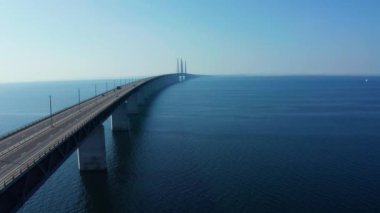 Baltık denizi üzerinde Oresund köprüsünün panoramik havadan görünümü