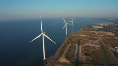 Rüzgar türbinlerinin hava görüntüsü. Yeşil ekolojik enerji üretimi.