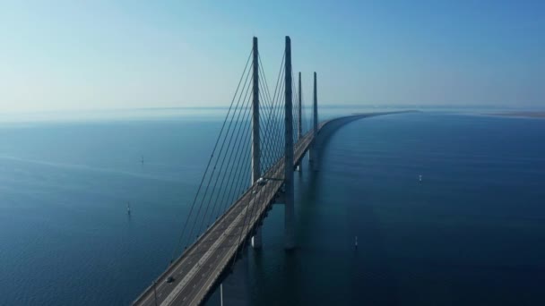 Panoramiczny widok z lotu ptaka na Most Oresund nad Morzem Bałtyckim — Wideo stockowe