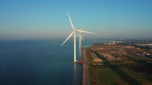 Widok z lotu ptaka na turbiny wiatrowe. Wytwarzanie ekologicznej energii elektrycznej. — Wideo stockowe