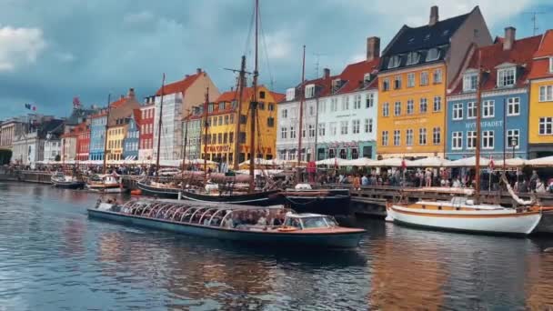 Berühmte Seebrücke Nyhavn mit bunten Gebäuden und Booten in Kopenhagen, Dänemark. — Stockvideo