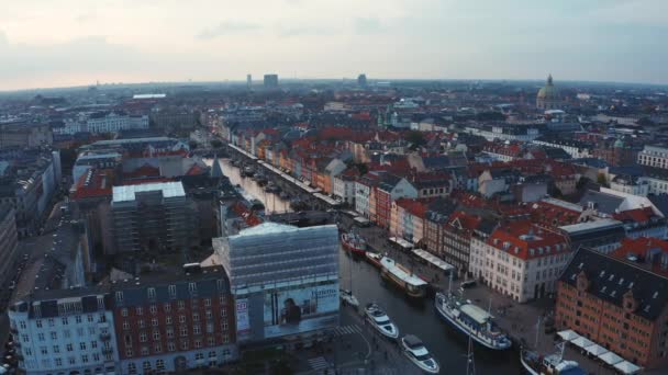 Pier Nyhavn famoso com edifícios coloridos e barcos em Copenhague, Dinamarca. — Vídeo de Stock