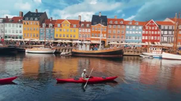 Знаменитый пирс Nyhavn с красочными зданиями и лодками в Копенгагене, Дания. — стоковое видео