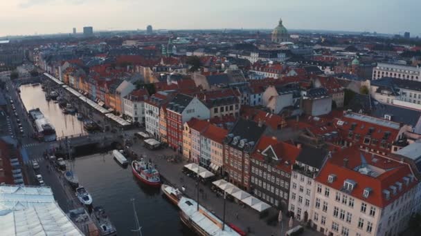 Célèbre jetée Nyhavn avec des bâtiments colorés et des bateaux à Copenhague, Danemark. — Video